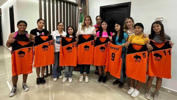 Apoya Tania a basquetbolistas