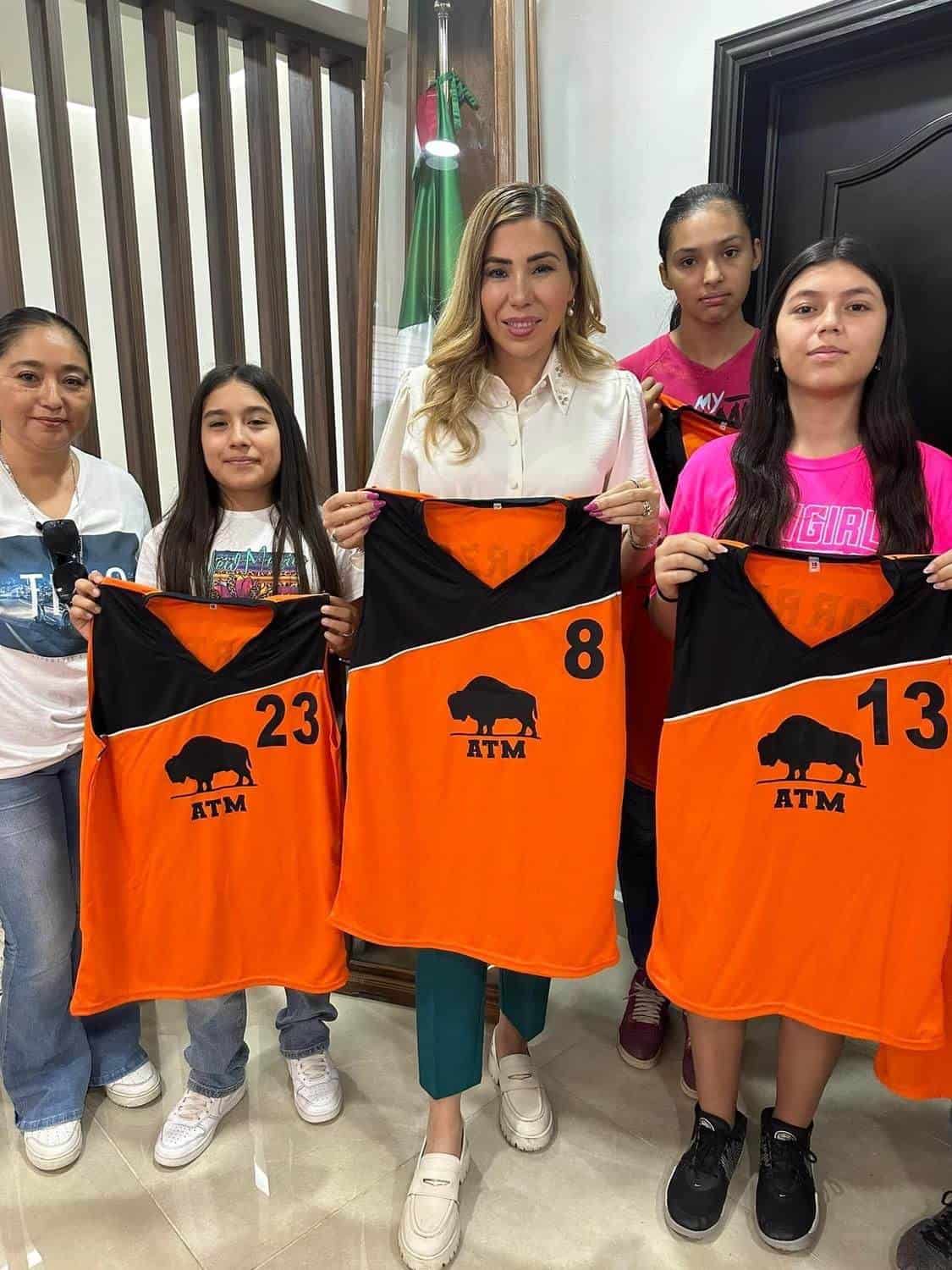 Apoya Tania a basquetbolistas