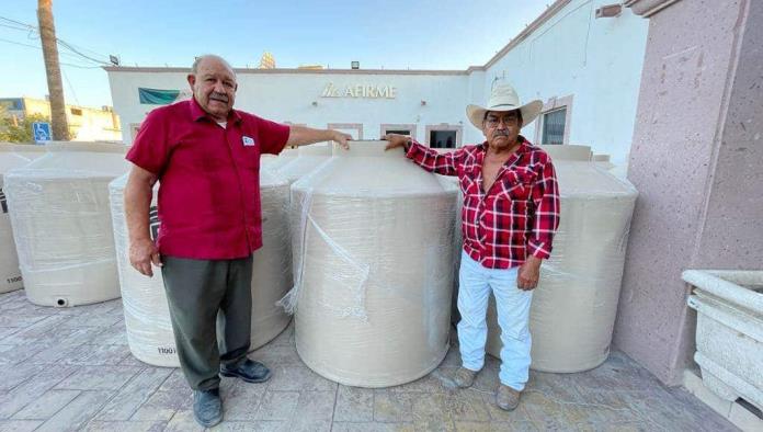 Entrega Castaños tinacos a familias