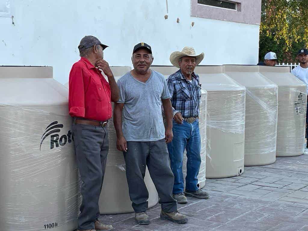 Entrega Castaños tinacos a familias