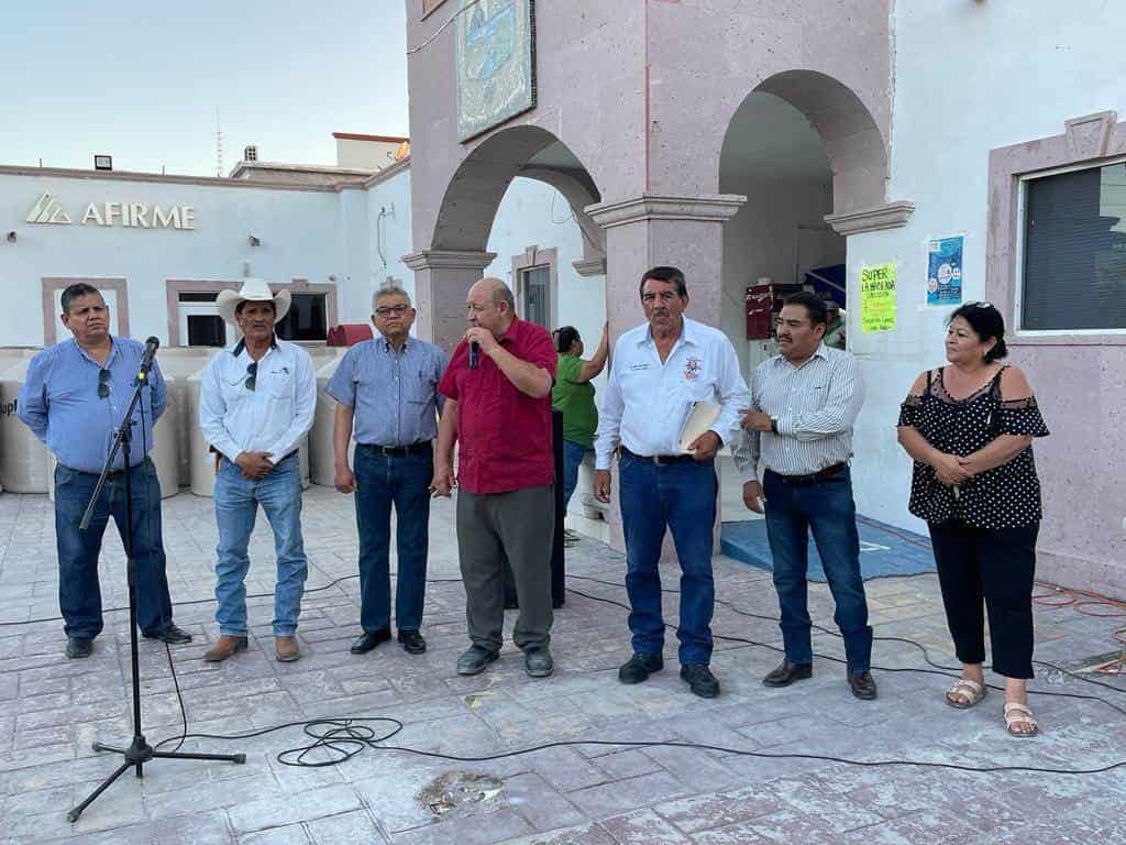 Entrega Castaños tinacos a familias