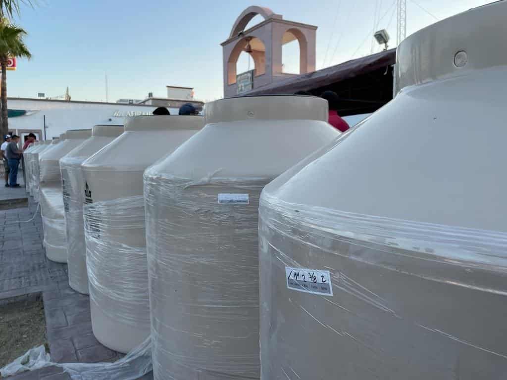 Entrega Castaños tinacos a familias