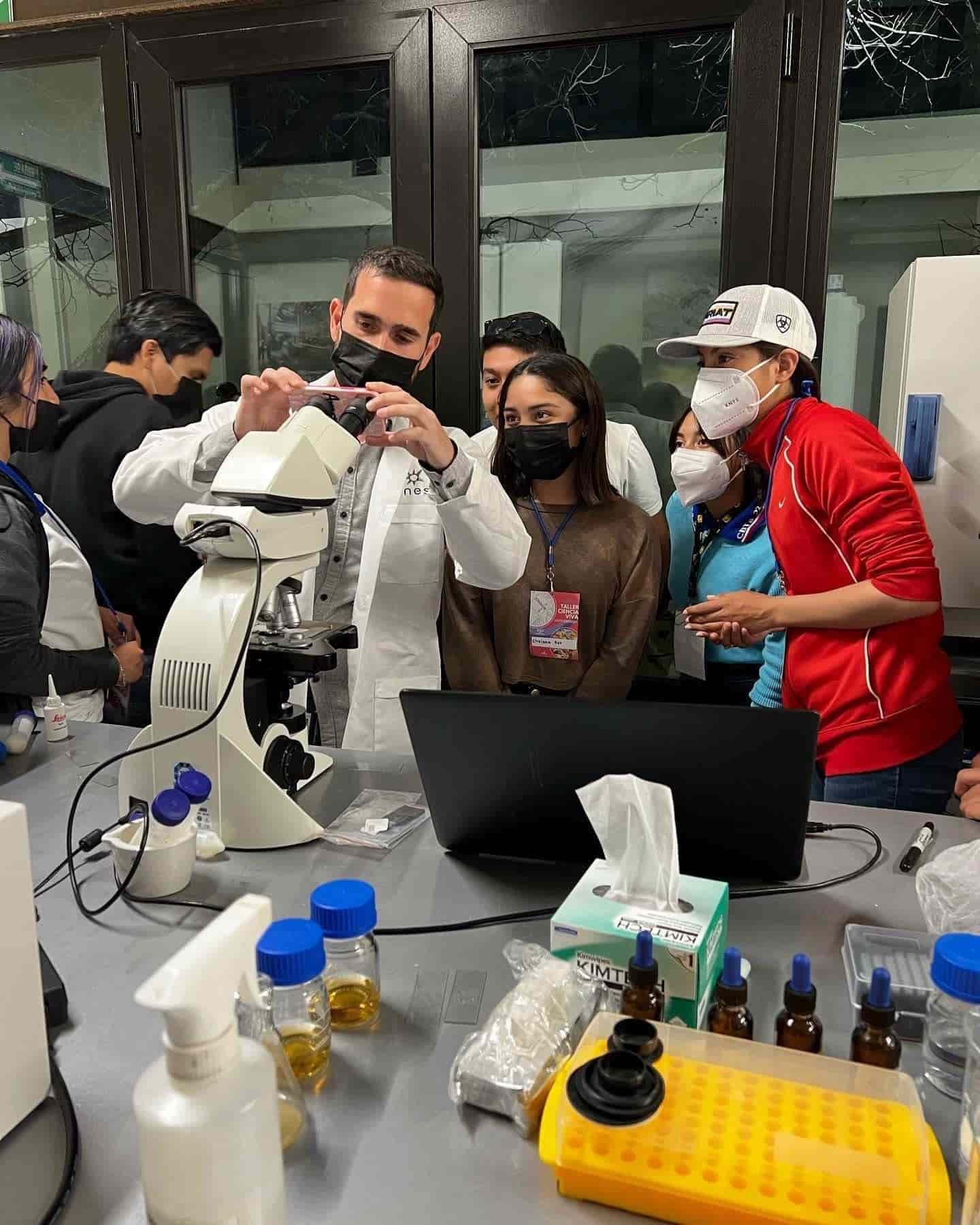 Reconoce Ciénegas al Doctor Arocha