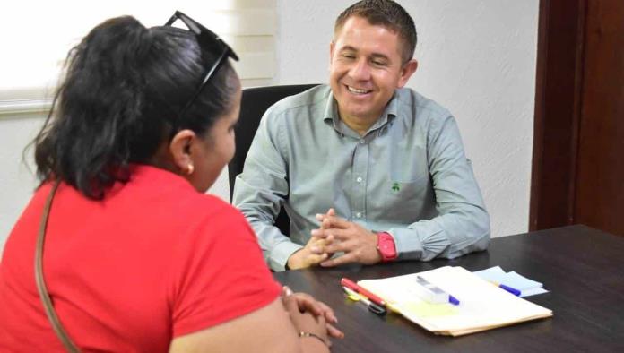 Atiende Hugo a ciudadanos