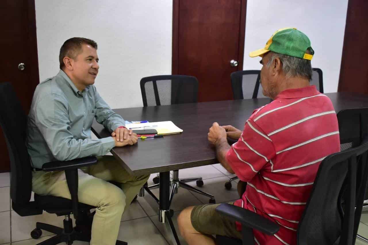 Atiende Hugo a ciudadanos