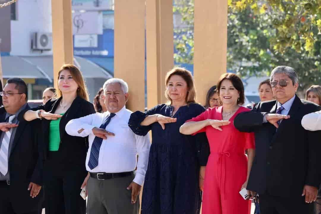 Izan bandera en plaza de Sabinas