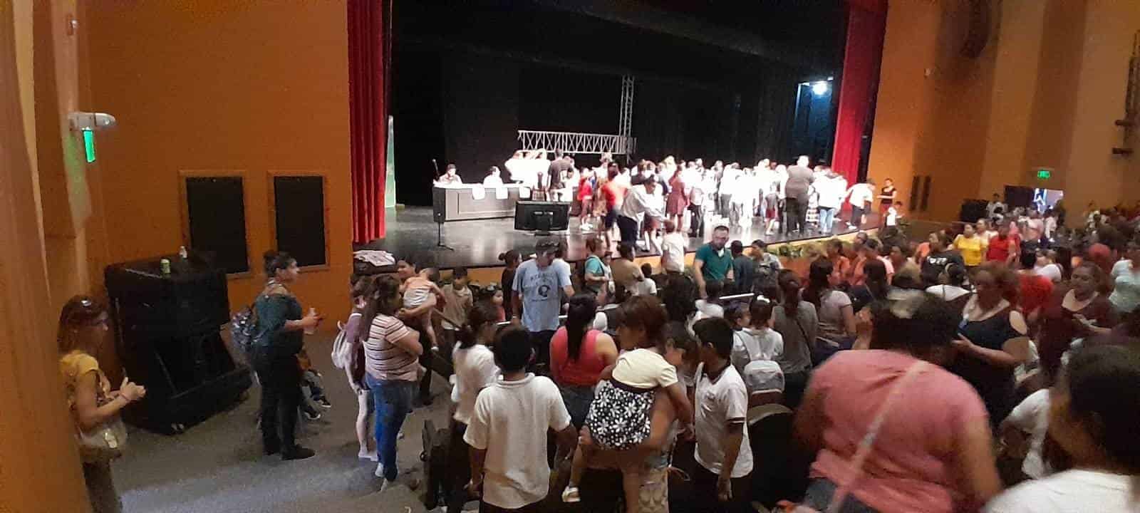 ¡Sufren menores en la entrega de becas!