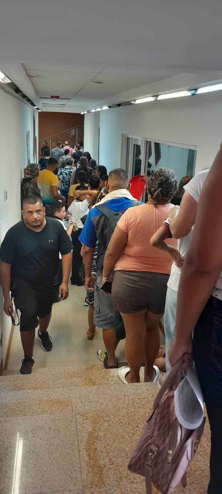 ¡Sufren menores en la entrega de becas!