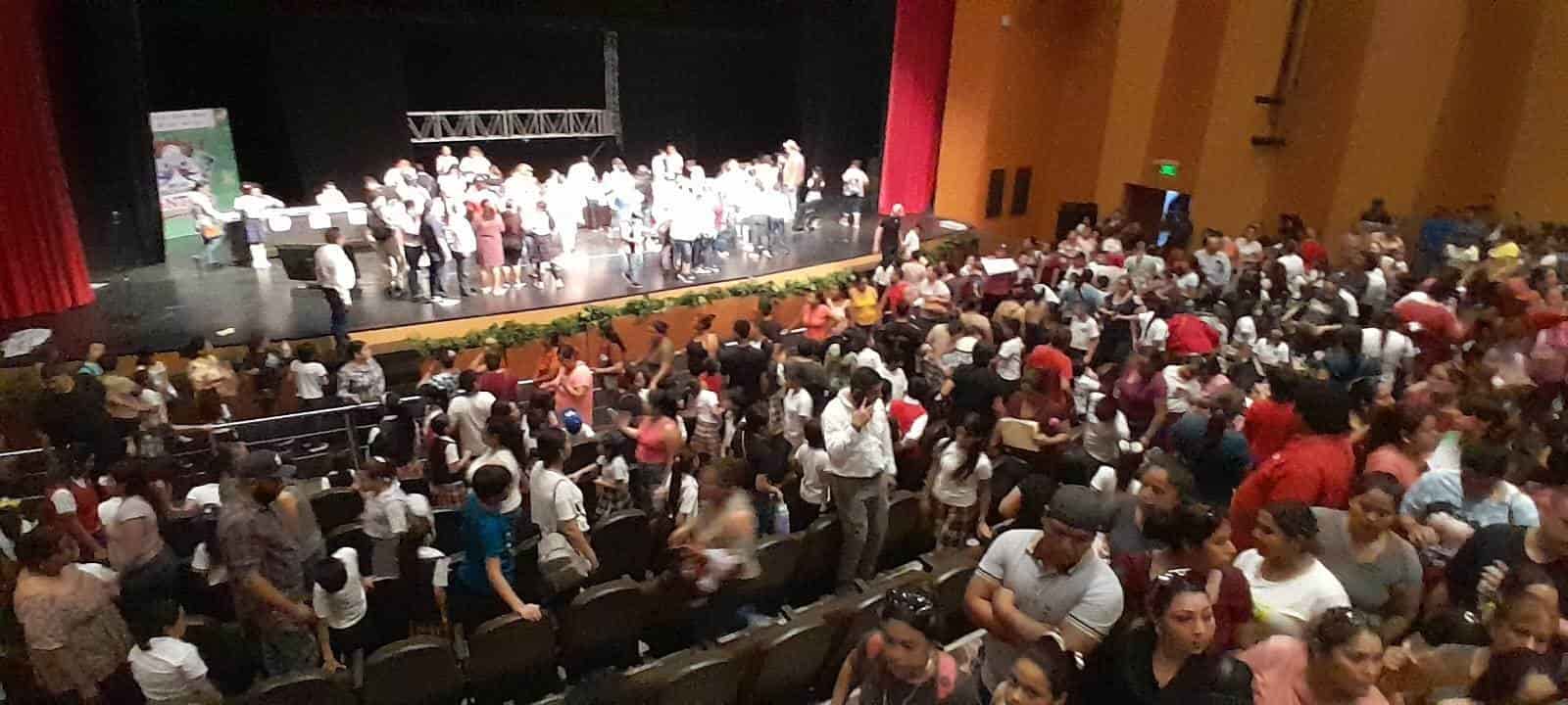 ¡Sufren menores en la entrega de becas!