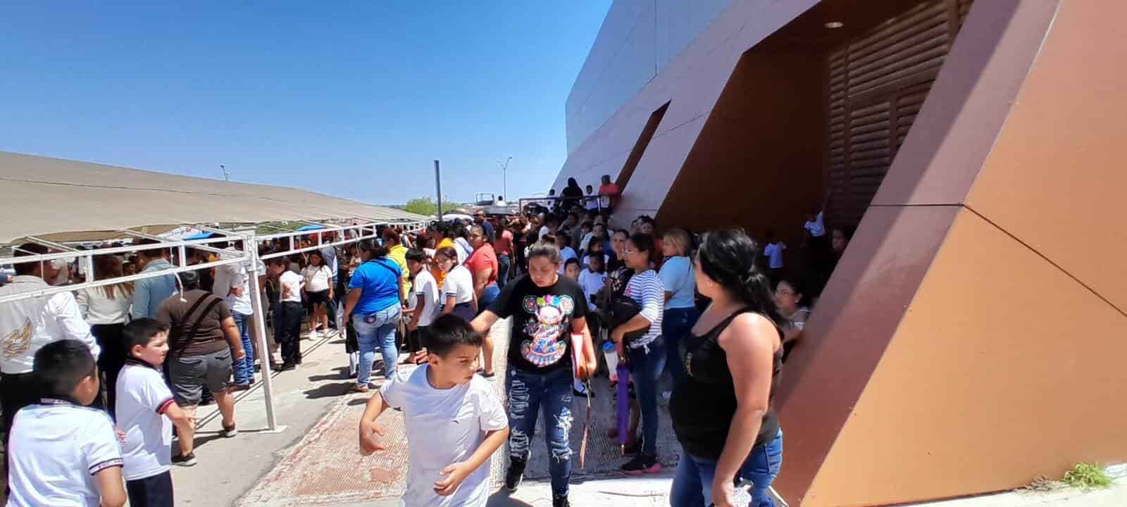 ¡Sufren menores en la entrega de becas!