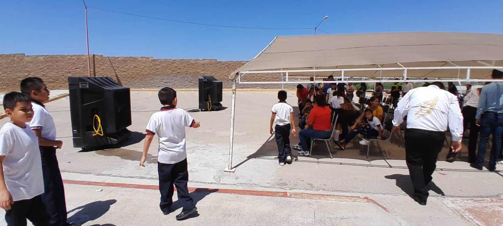 ¡Sufren menores en la entrega de becas!