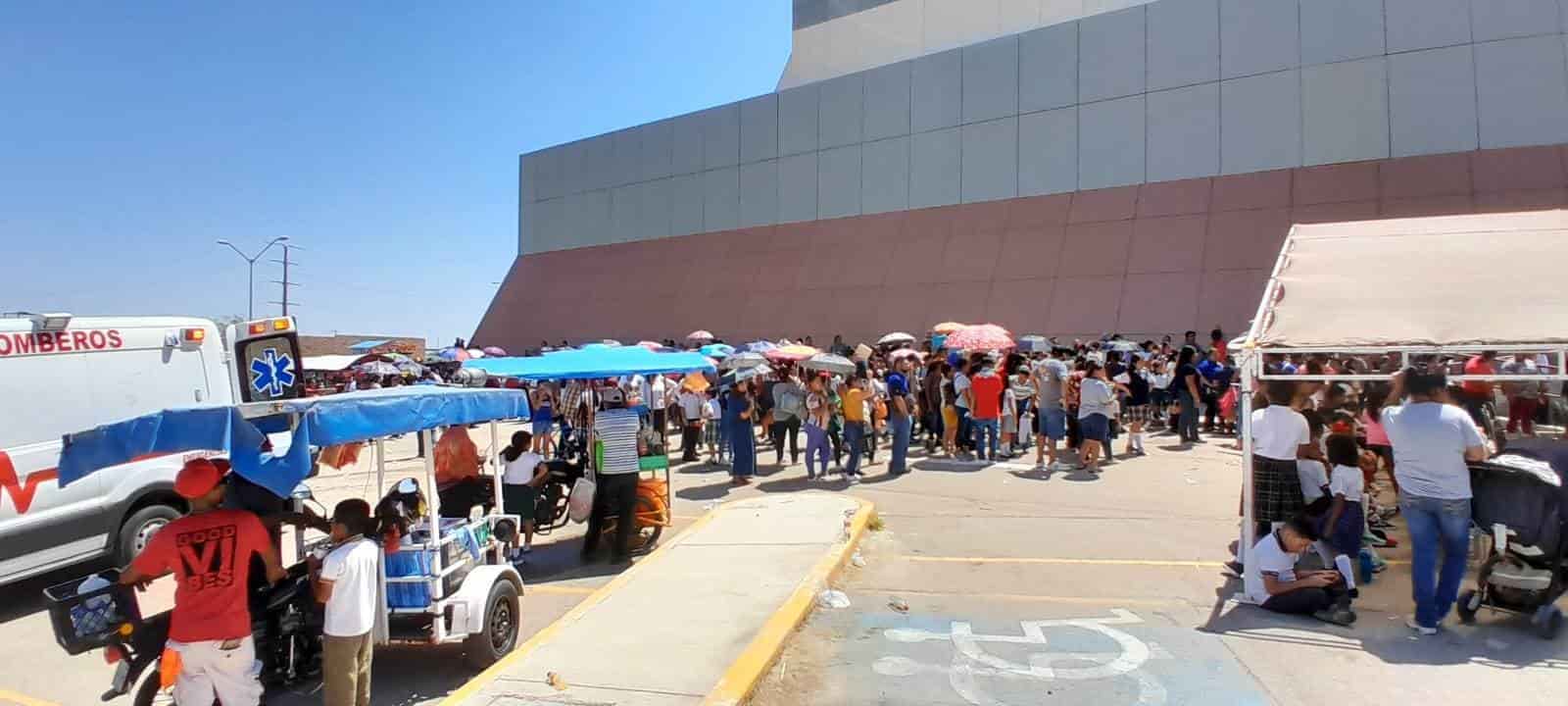 ¡Sufren menores en la entrega de becas!