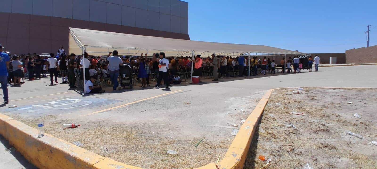 ¡Sufren menores en la entrega de becas!