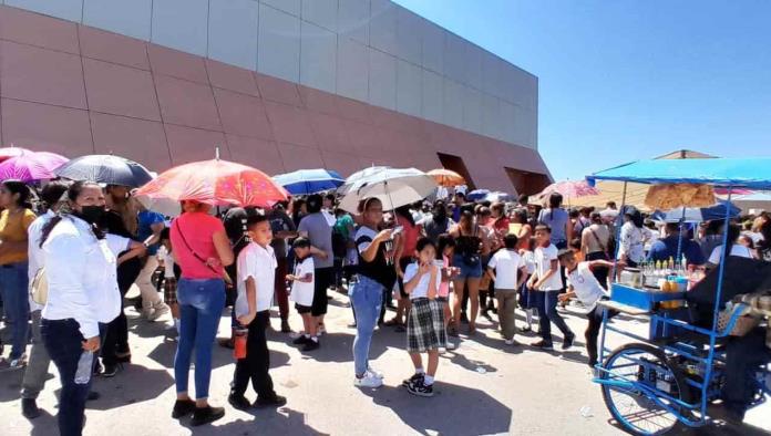 ¡Sufren menores en la entrega de becas!
