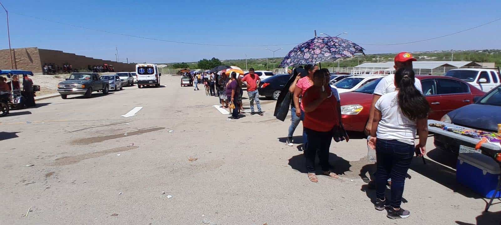 ¡Sufren menores en la entrega de becas!