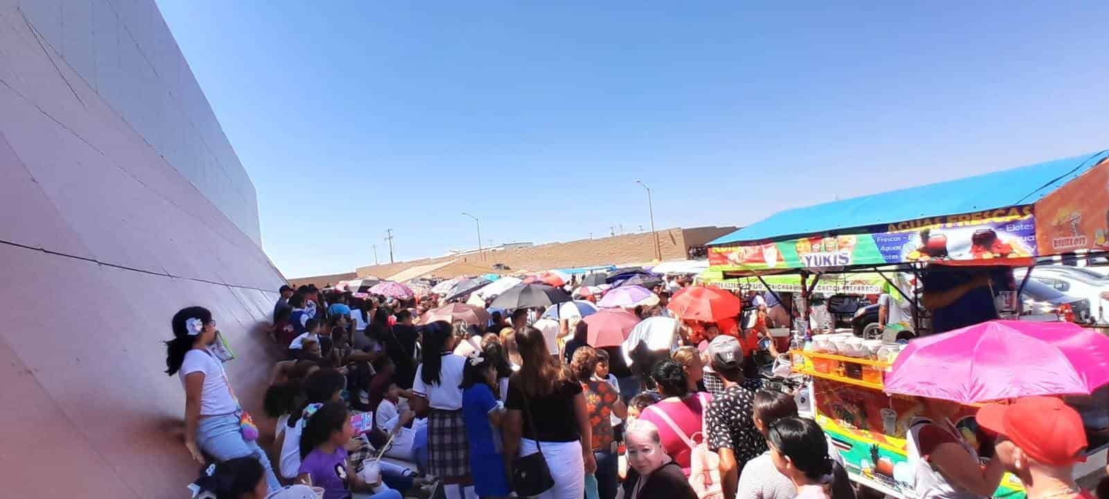 ¡Sufren menores en la entrega de becas!