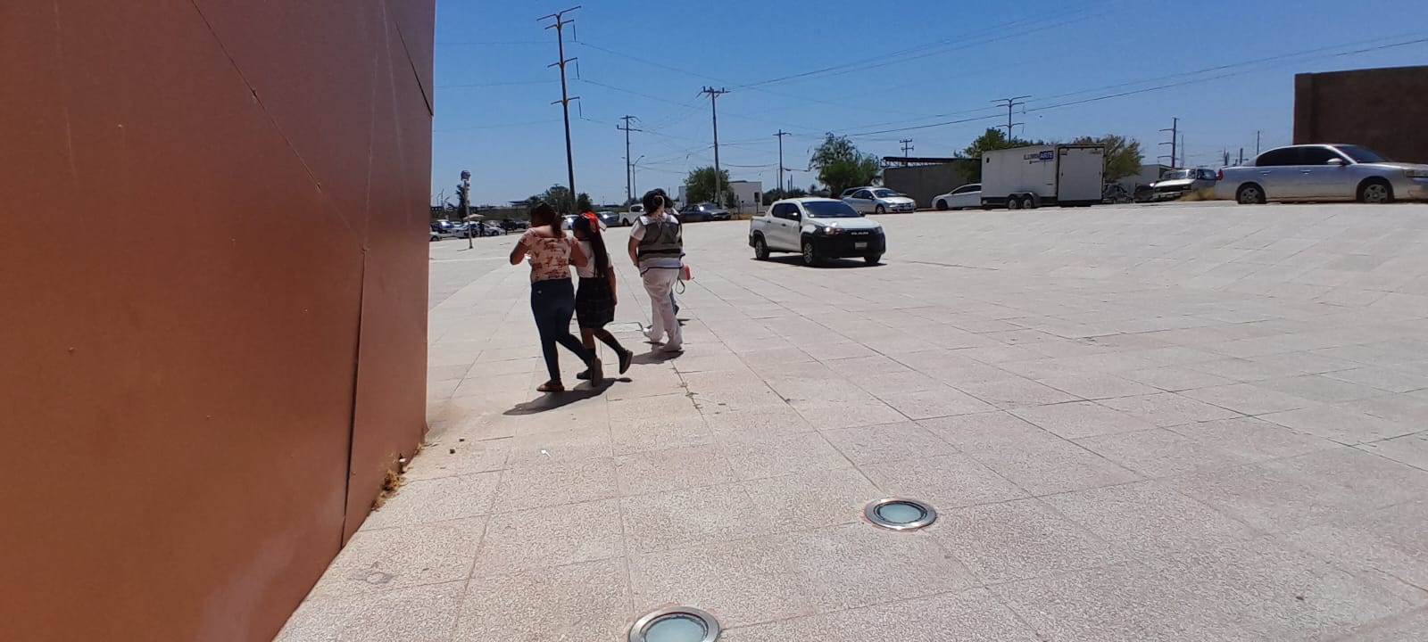 ¡Sufren menores en la entrega de becas!