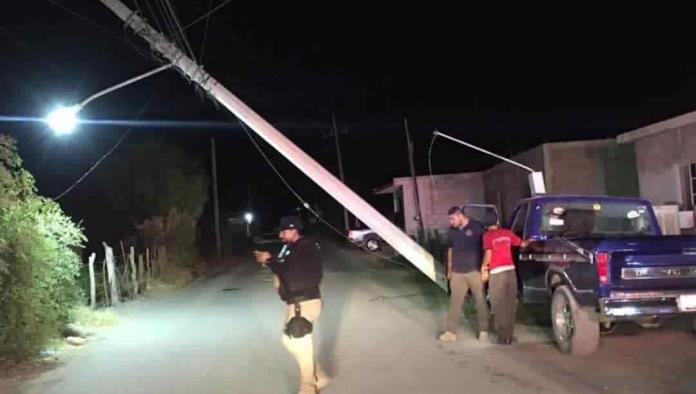 Derriba poste de electricidad 