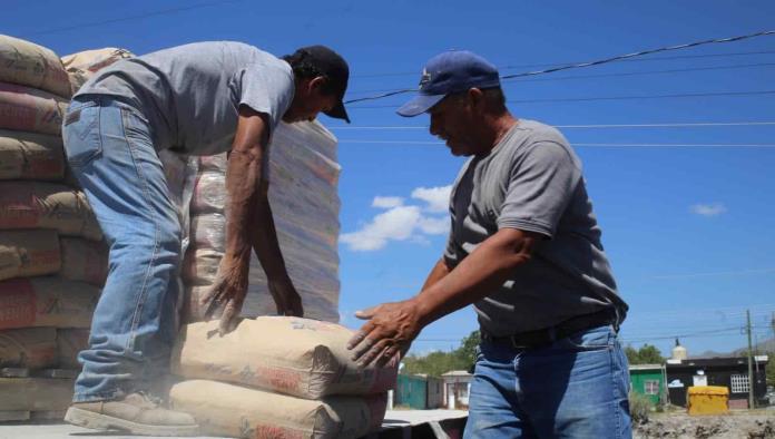 Entrega Castaños cemento a familias