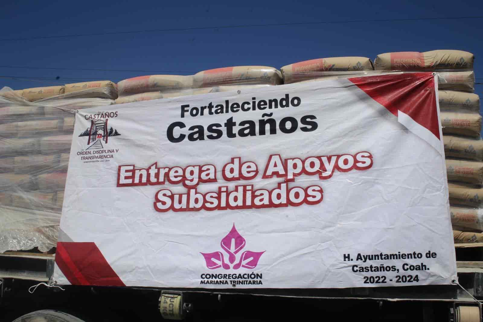 Entrega Castaños cemento a familias