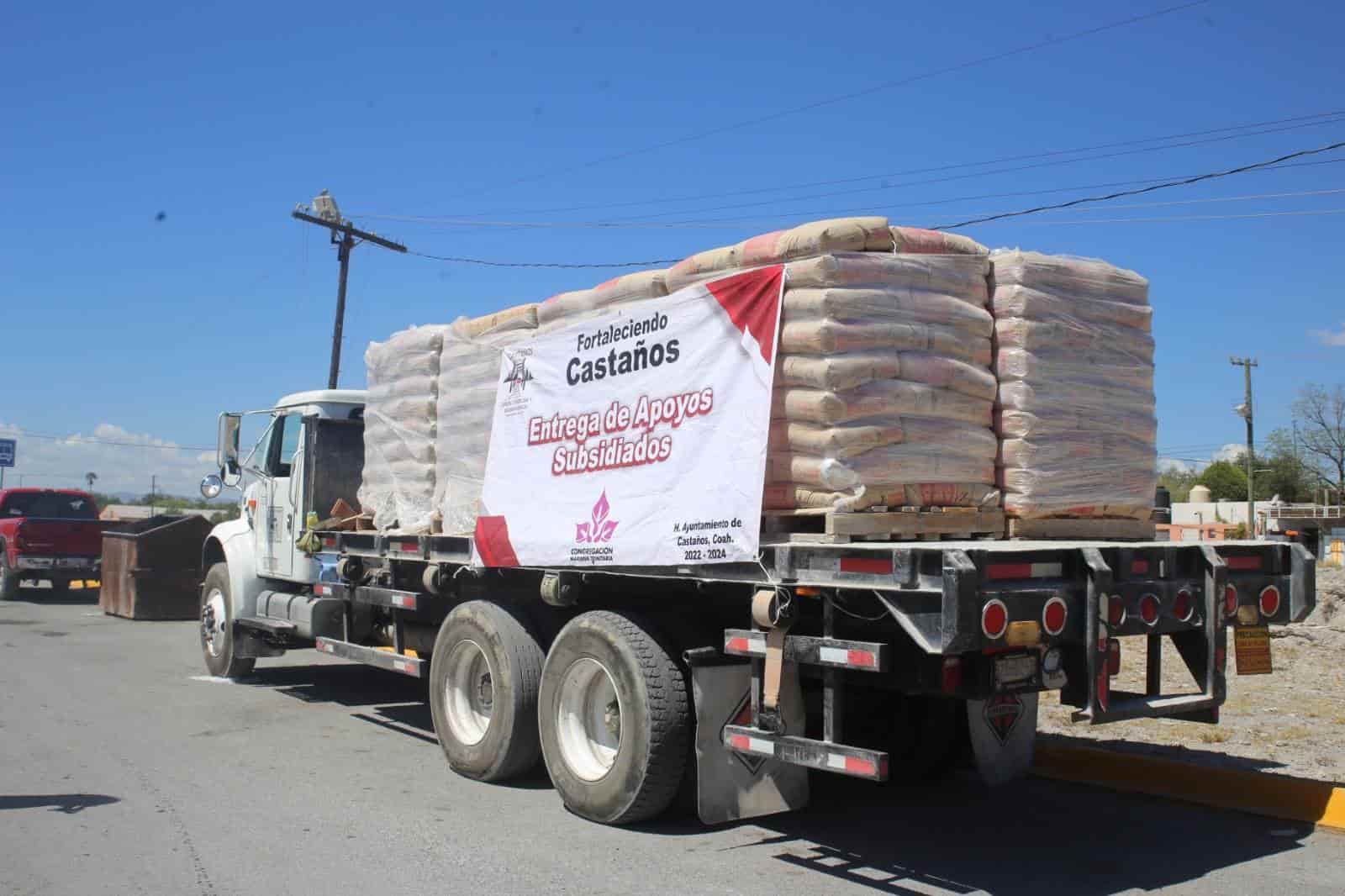 Entrega Castaños cemento a familias