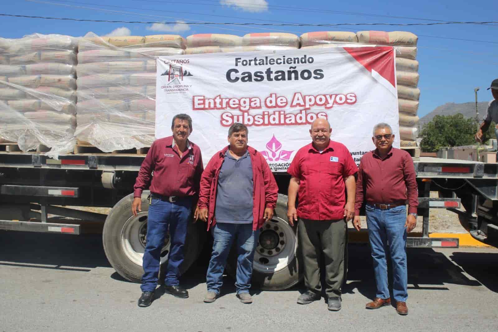 Entrega Castaños cemento a familias