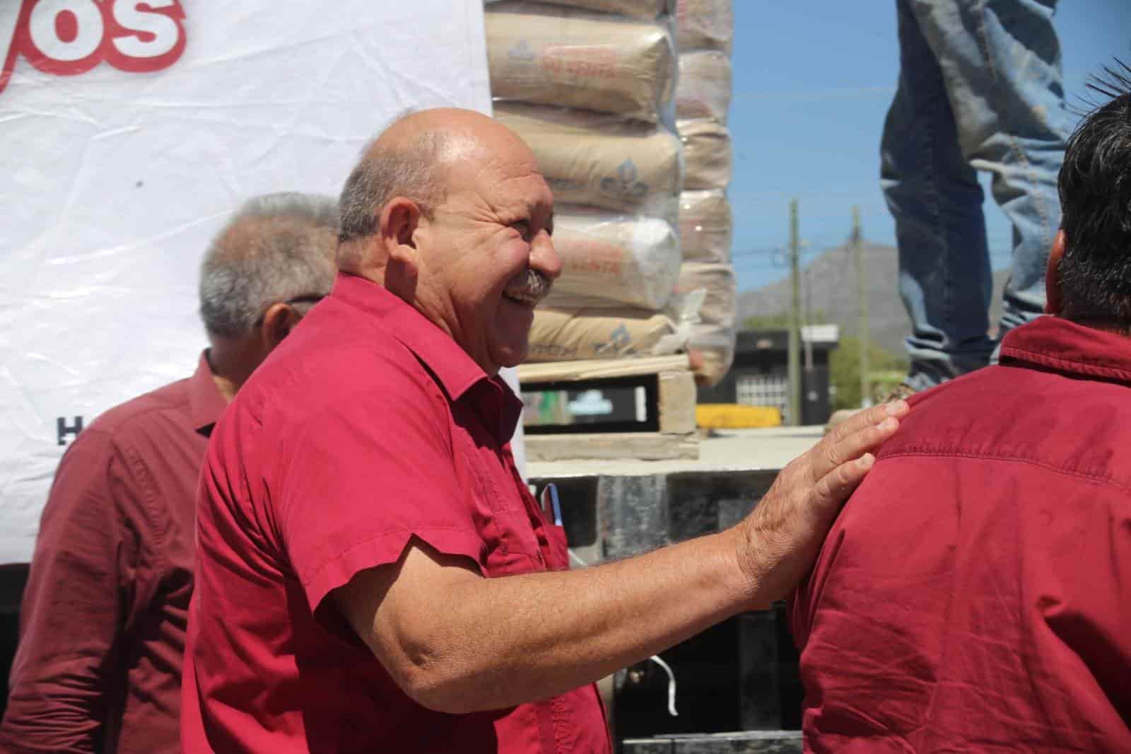 Entrega Castaños cemento a familias