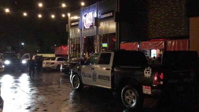 Agreden guardias a joven en un bar 