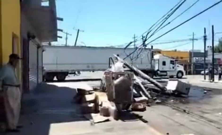 Tráiler derriba cableado de energía eléctrica