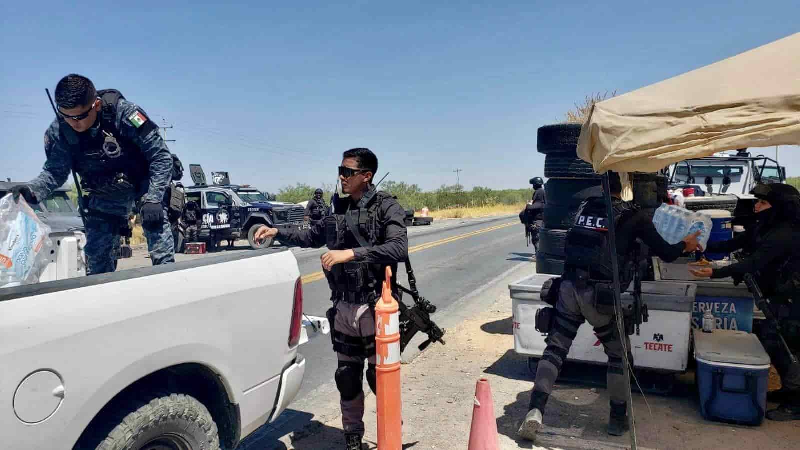 Donan agua y suero a policías estatales 