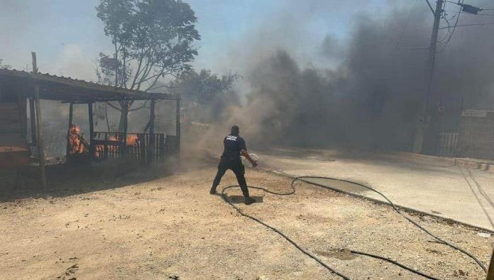 ¡Arrasa incendio con vivienda y vehículo!