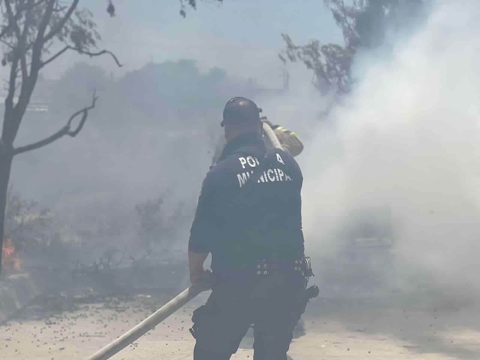 ¡Arrasa incendio con vivienda y vehículo!