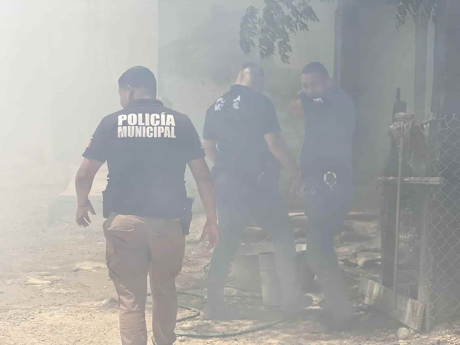 ¡Arrasa incendio con vivienda y vehículo!