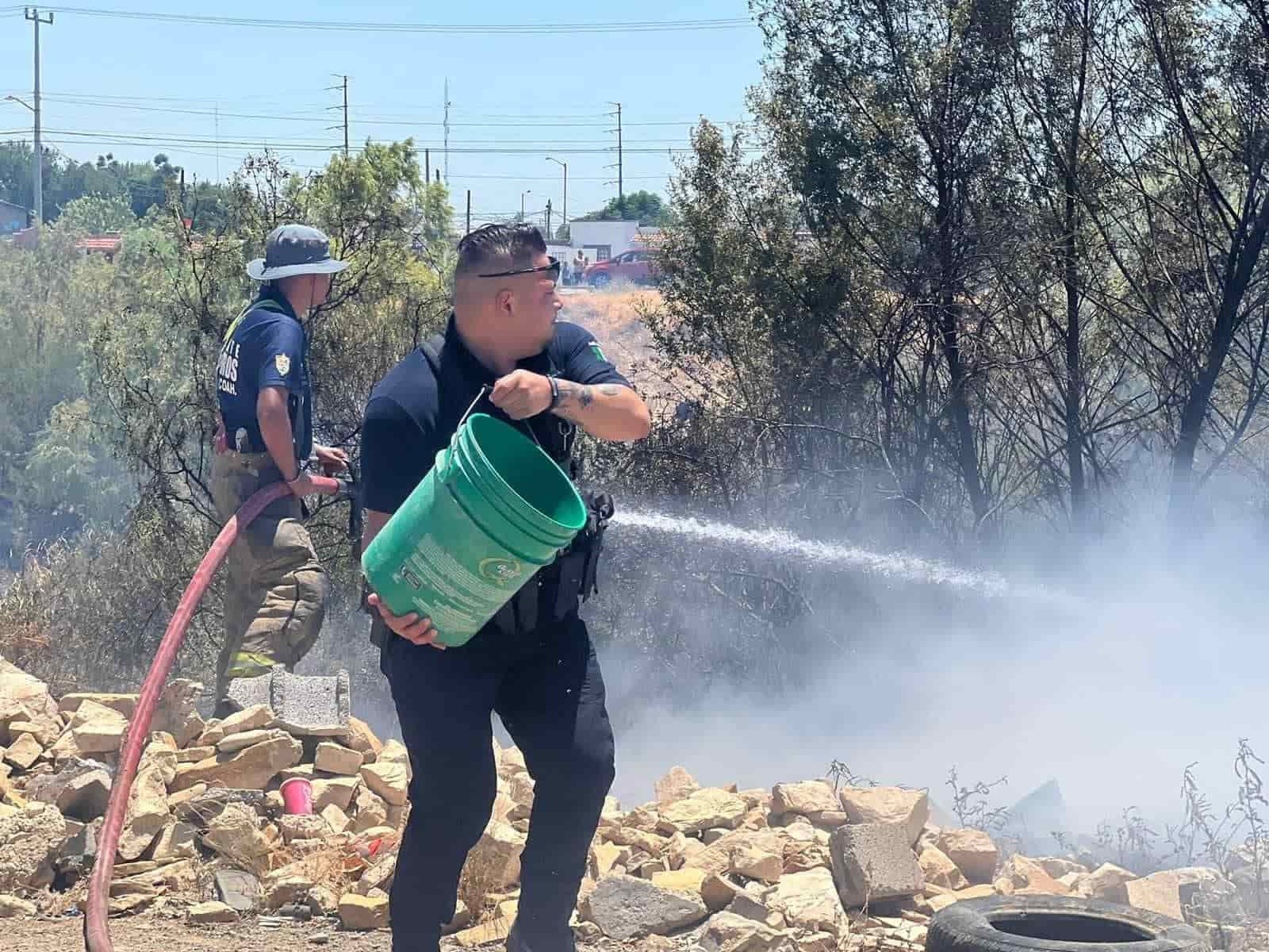 ¡Arrasa incendio con vivienda y vehículo!