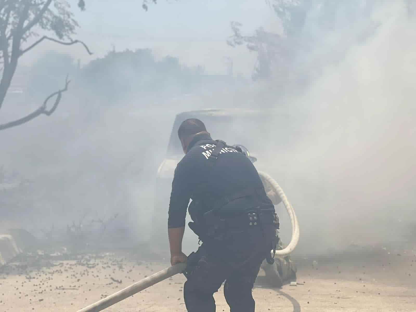 ¡Arrasa incendio con vivienda y vehículo!
