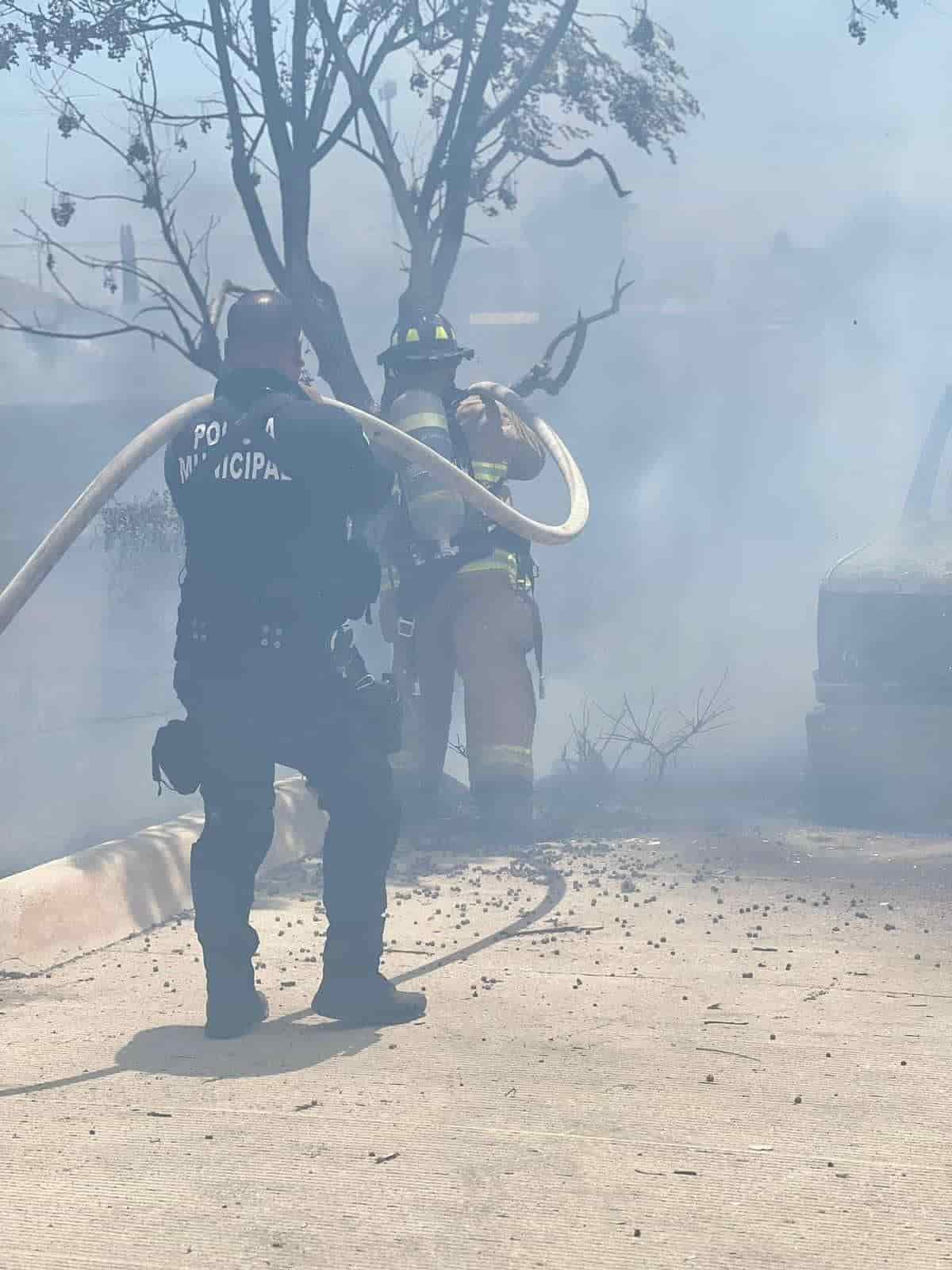 ¡Arrasa incendio con vivienda y vehículo!