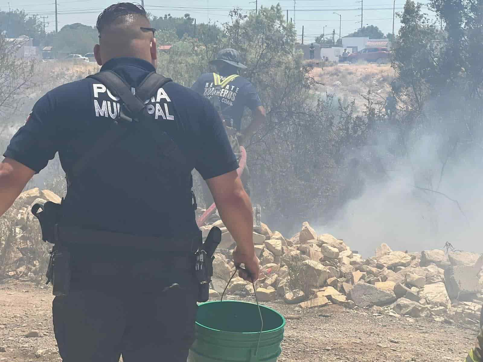 ¡Arrasa incendio con vivienda y vehículo!