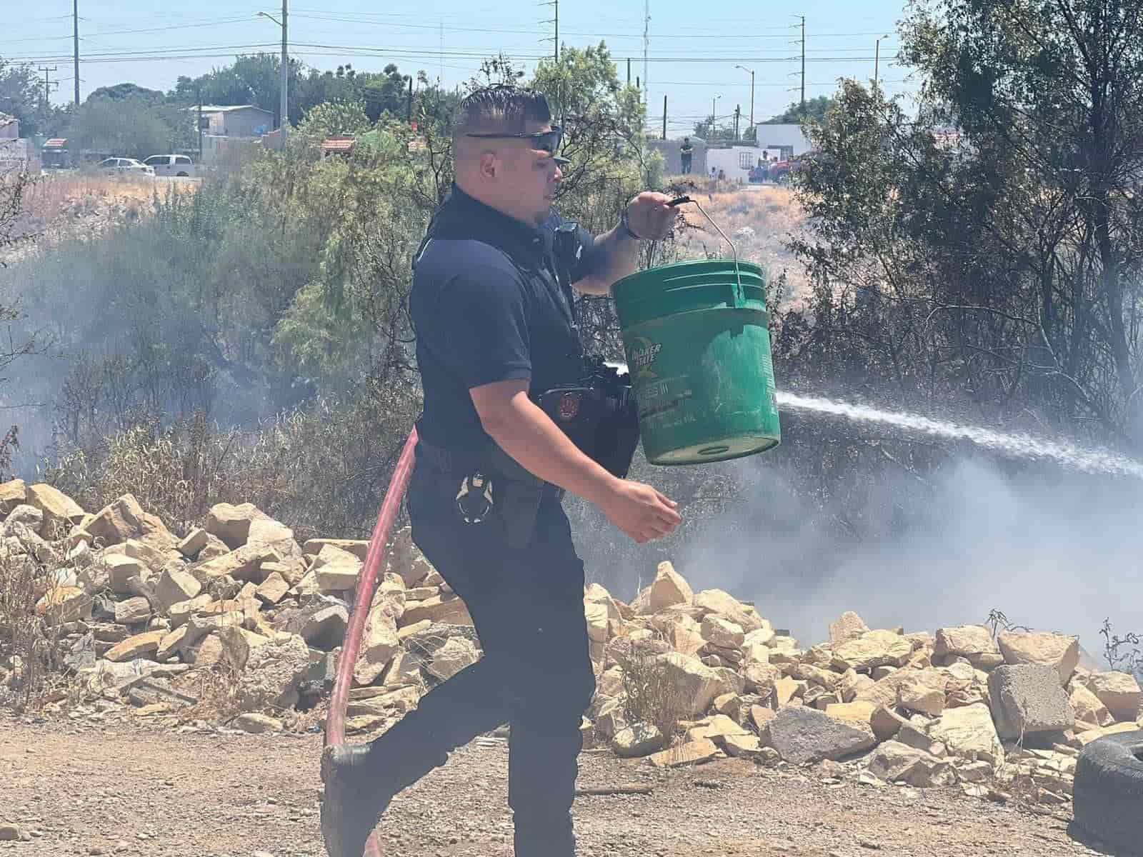 ¡Arrasa incendio con vivienda y vehículo!