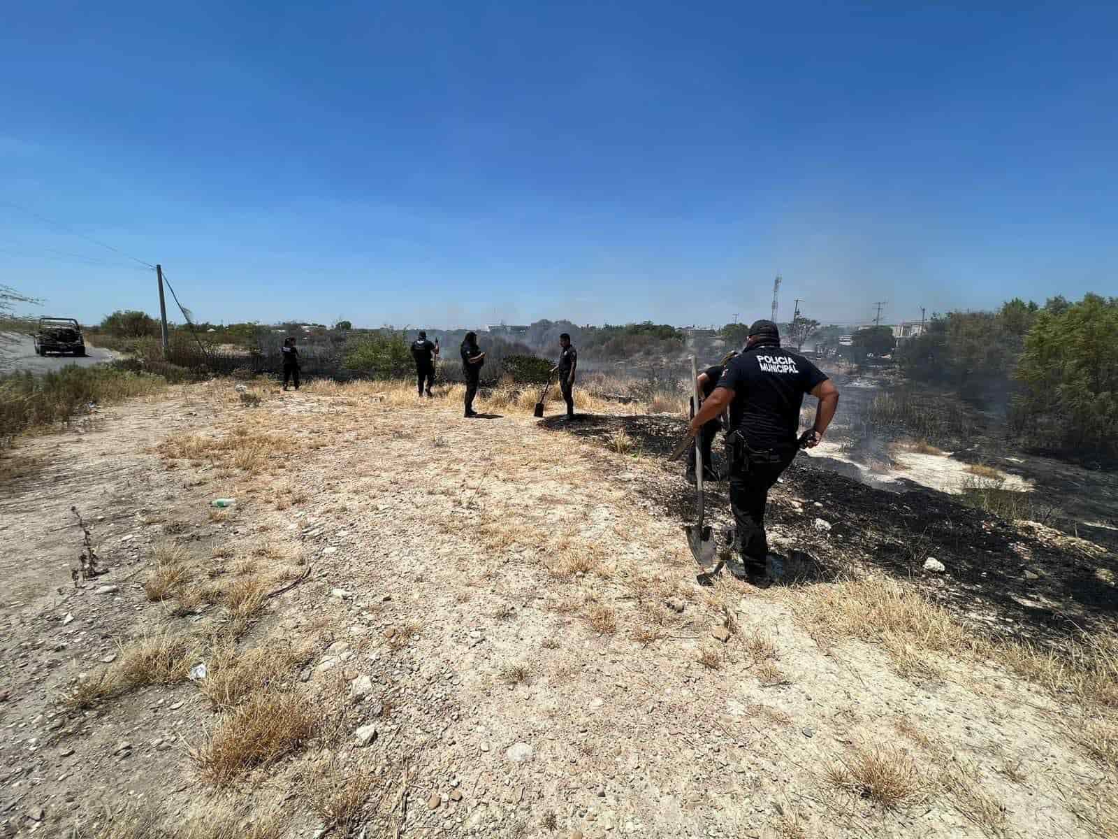 ¡Arrasa incendio con vivienda y vehículo!