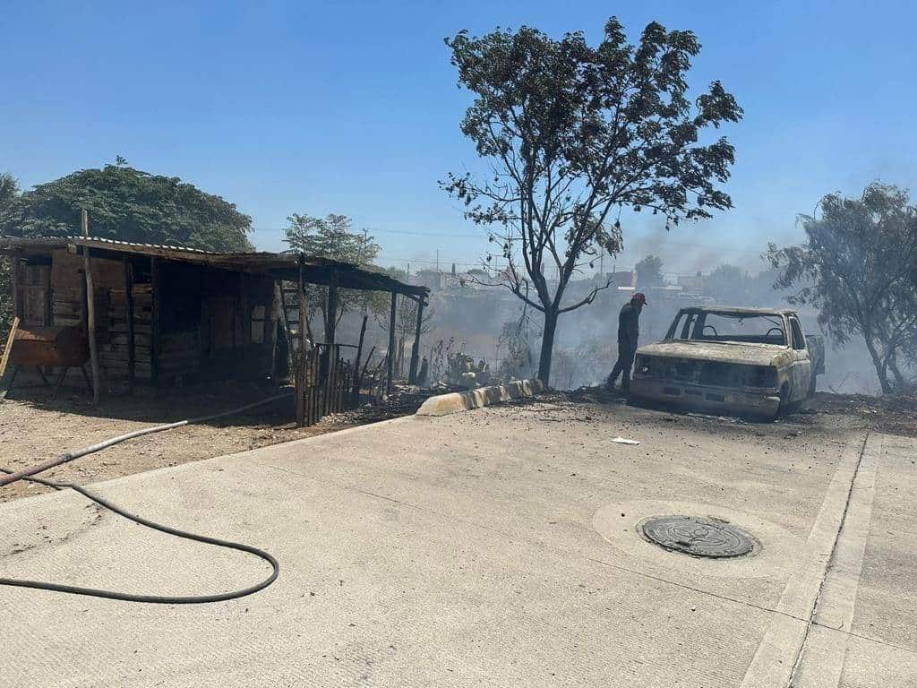 ¡Arrasa incendio con vivienda y vehículo!
