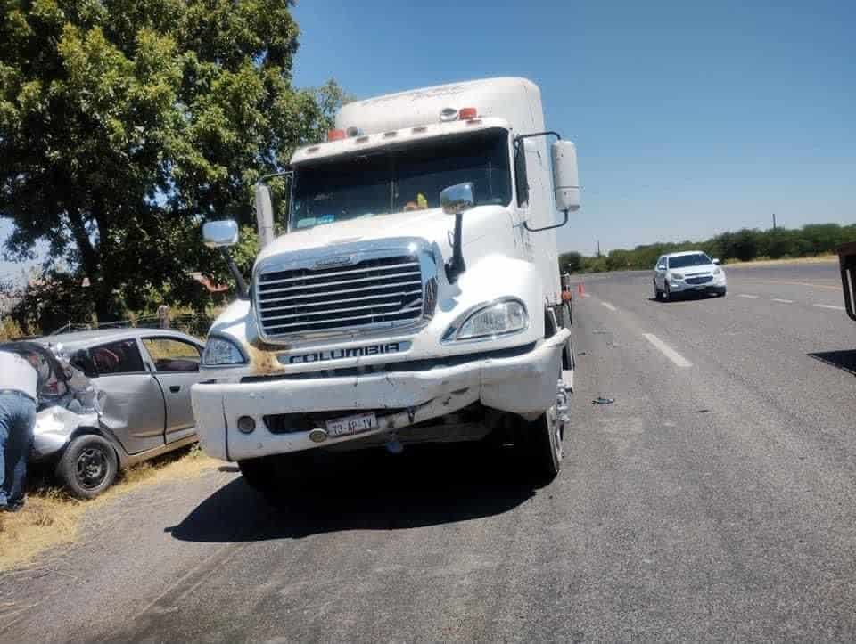 Impacta su tráiler contra vehículo