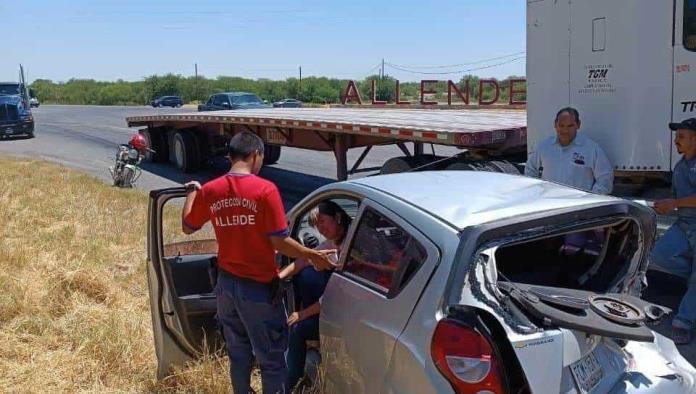 Impacta su tráiler contra vehículo