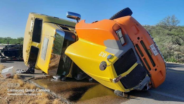 ¡Impactante! Vuelca un tráiler con material de acero