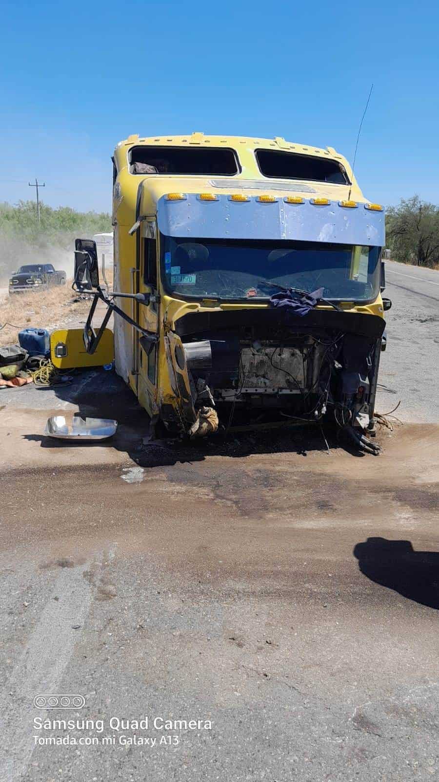¡Impactante! Vuelca un tráiler con material de acero