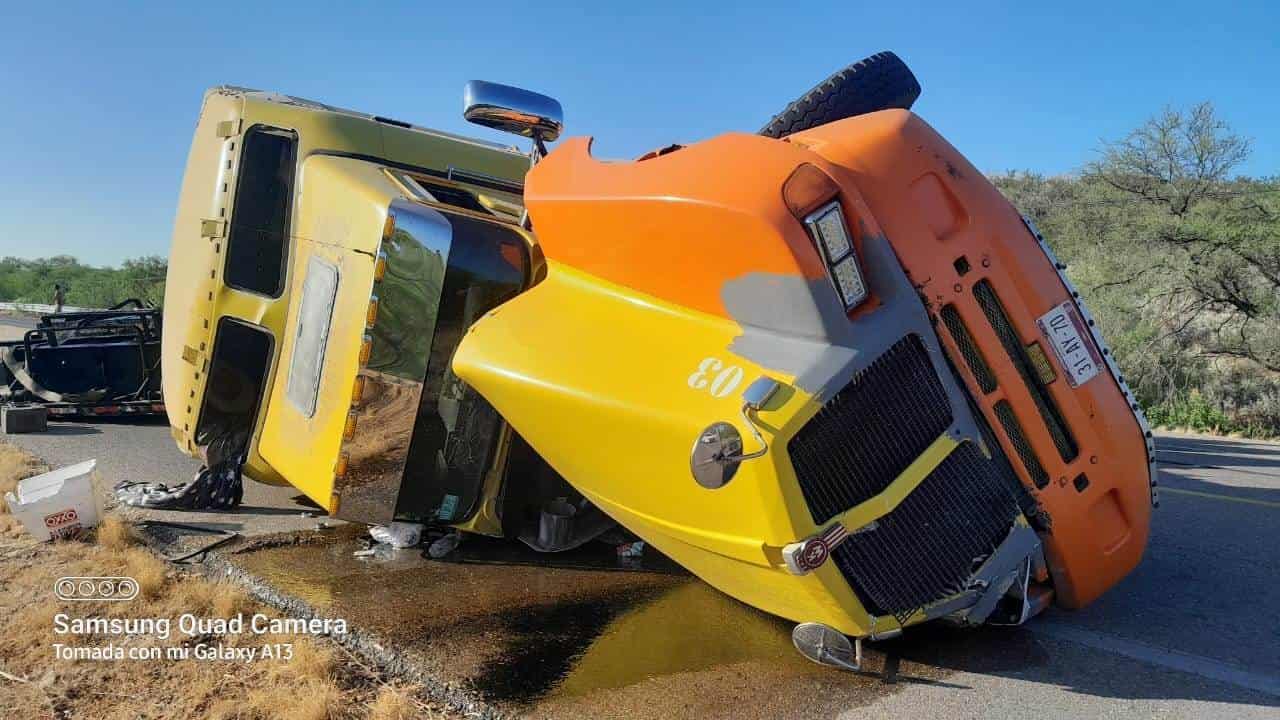 ¡Impactante! Vuelca un tráiler con material de acero