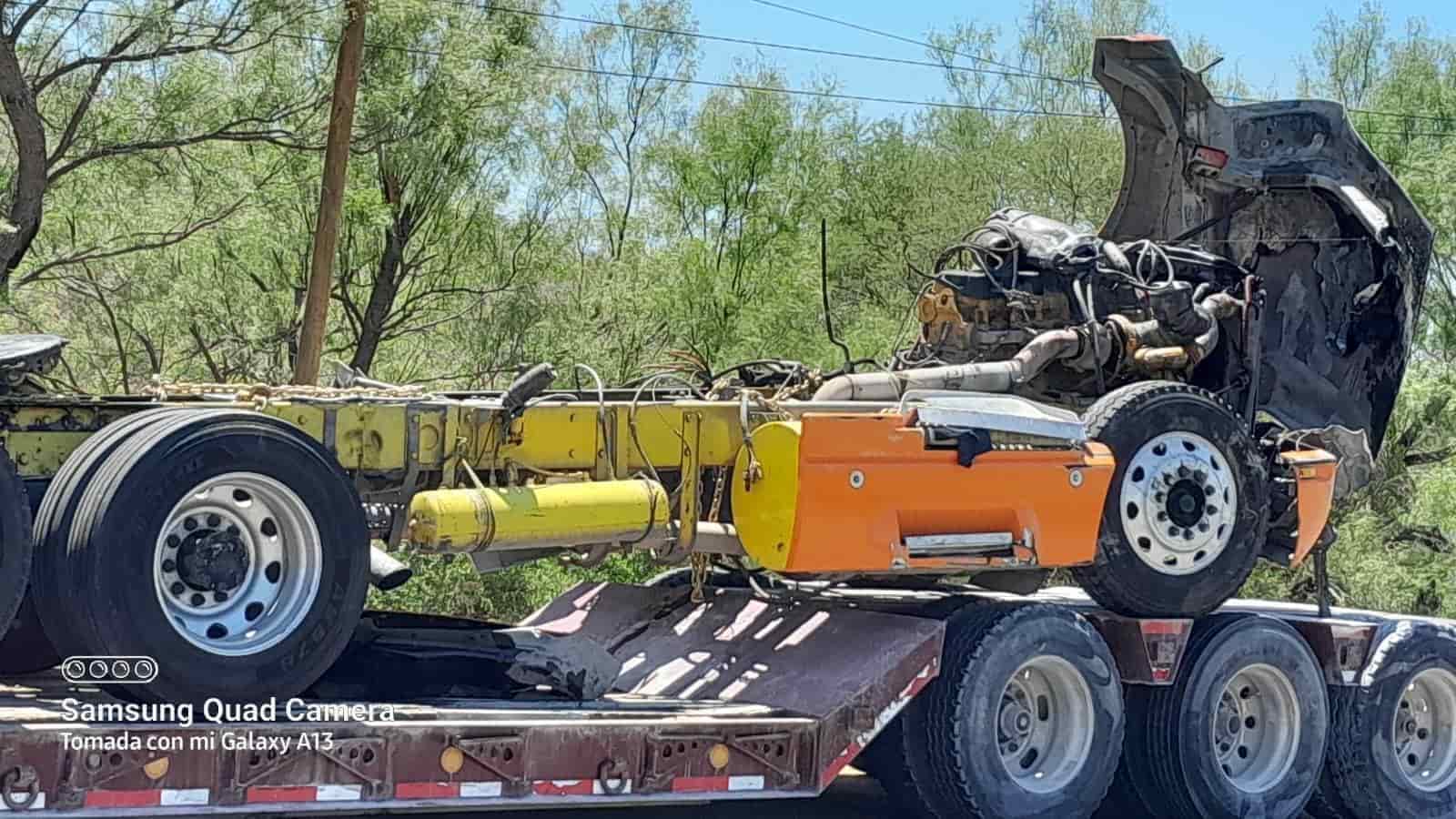 ¡Impactante! Vuelca un tráiler con material de acero