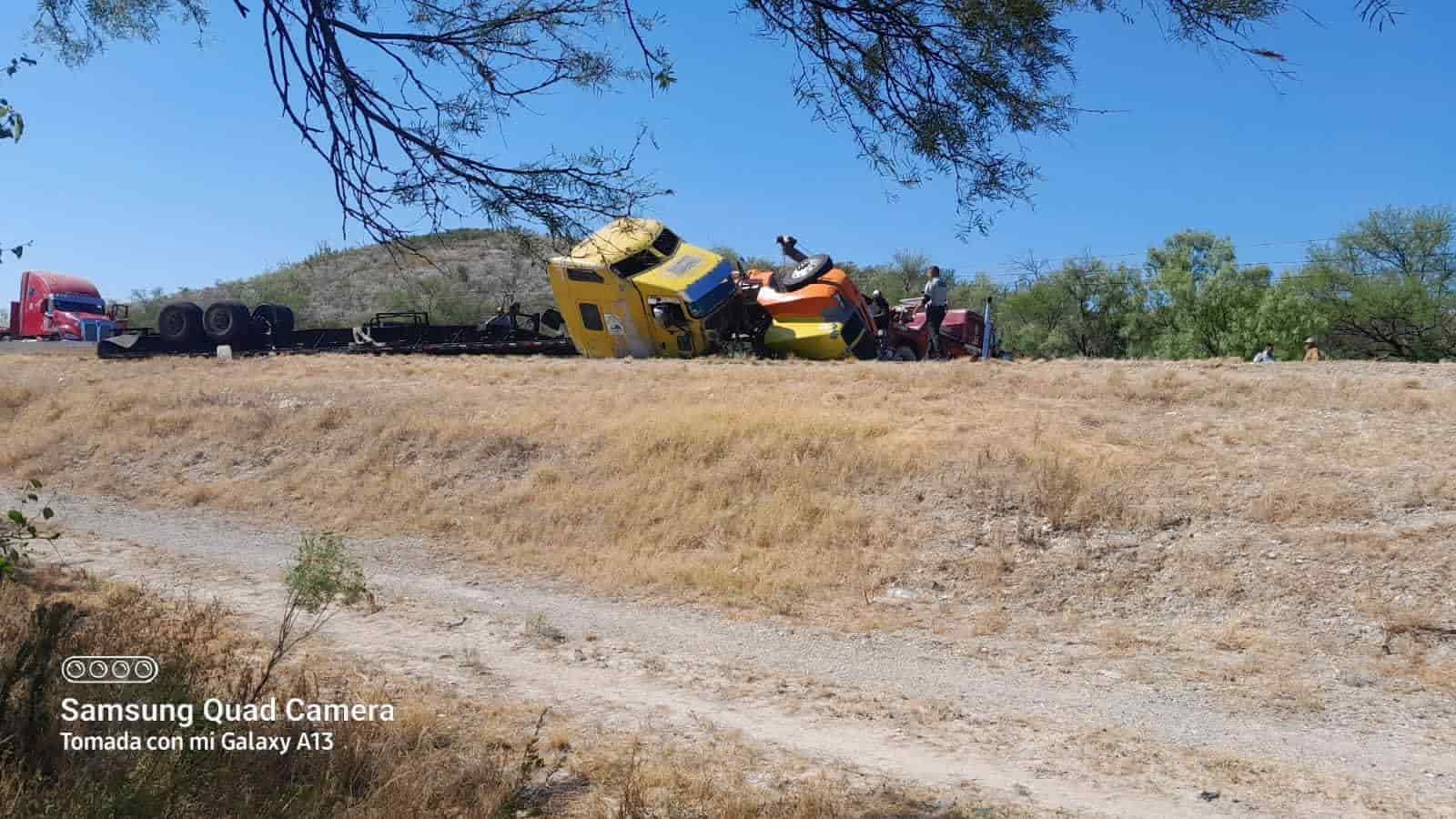 ¡Impactante! Vuelca un tráiler con material de acero