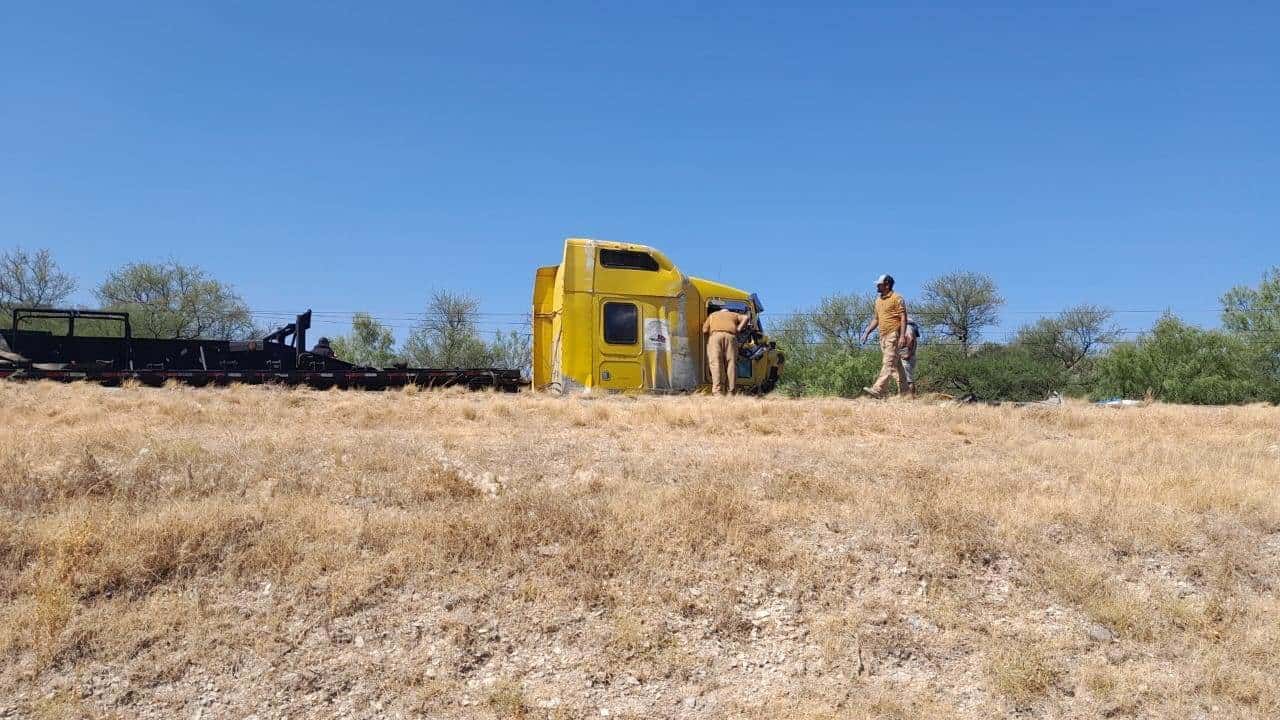 ¡Impactante! Vuelca un tráiler con material de acero