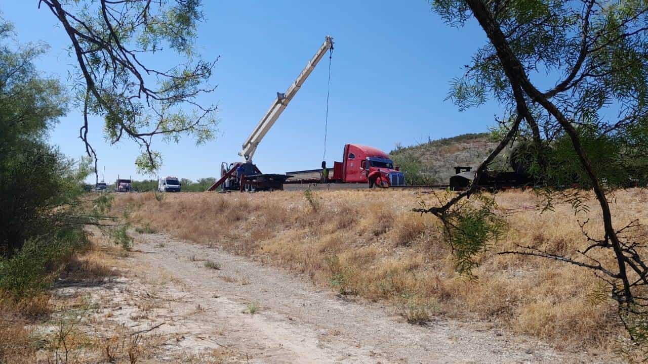 ¡Impactante! Vuelca un tráiler con material de acero