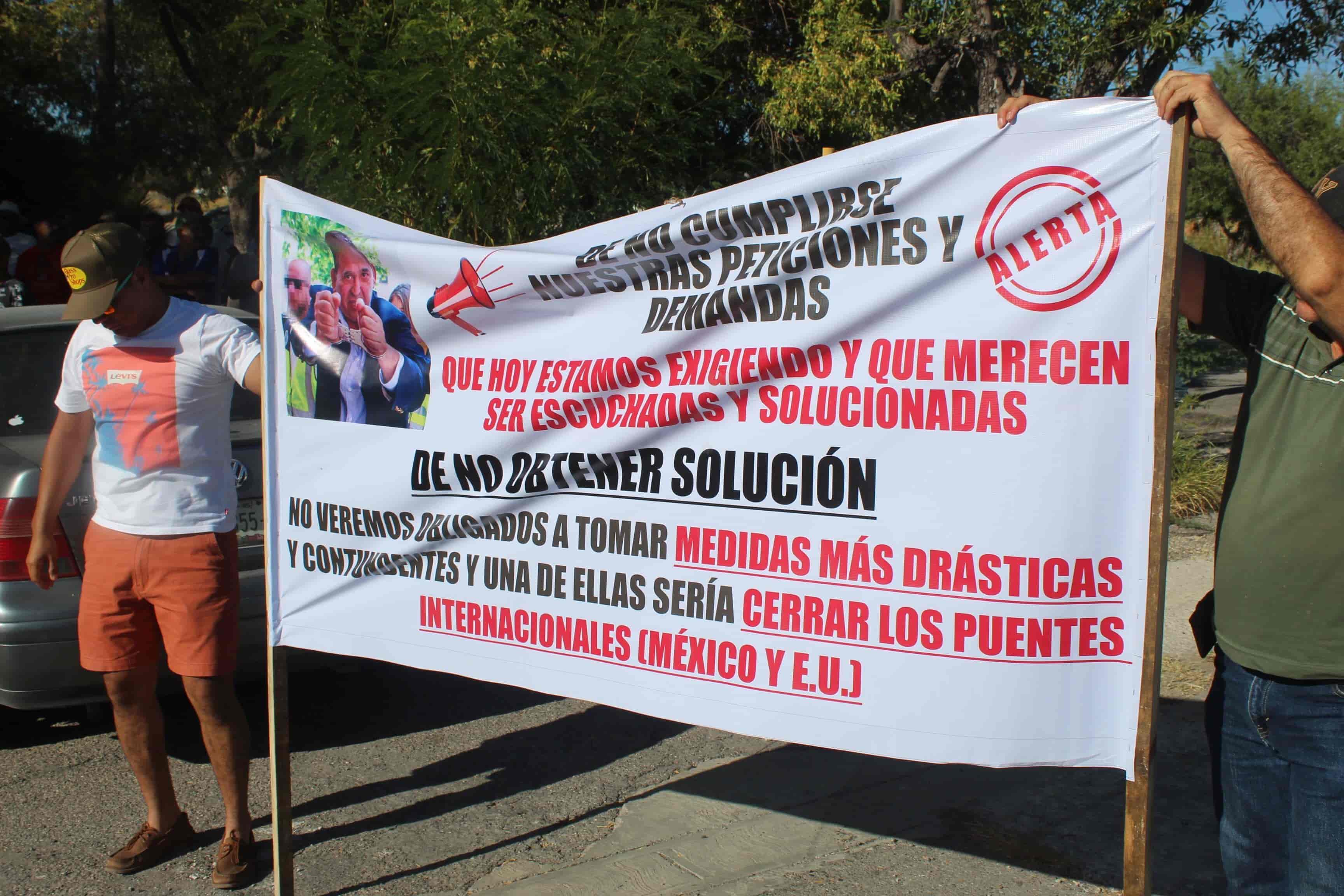 Amagan obreros cerrar puentes internacionales